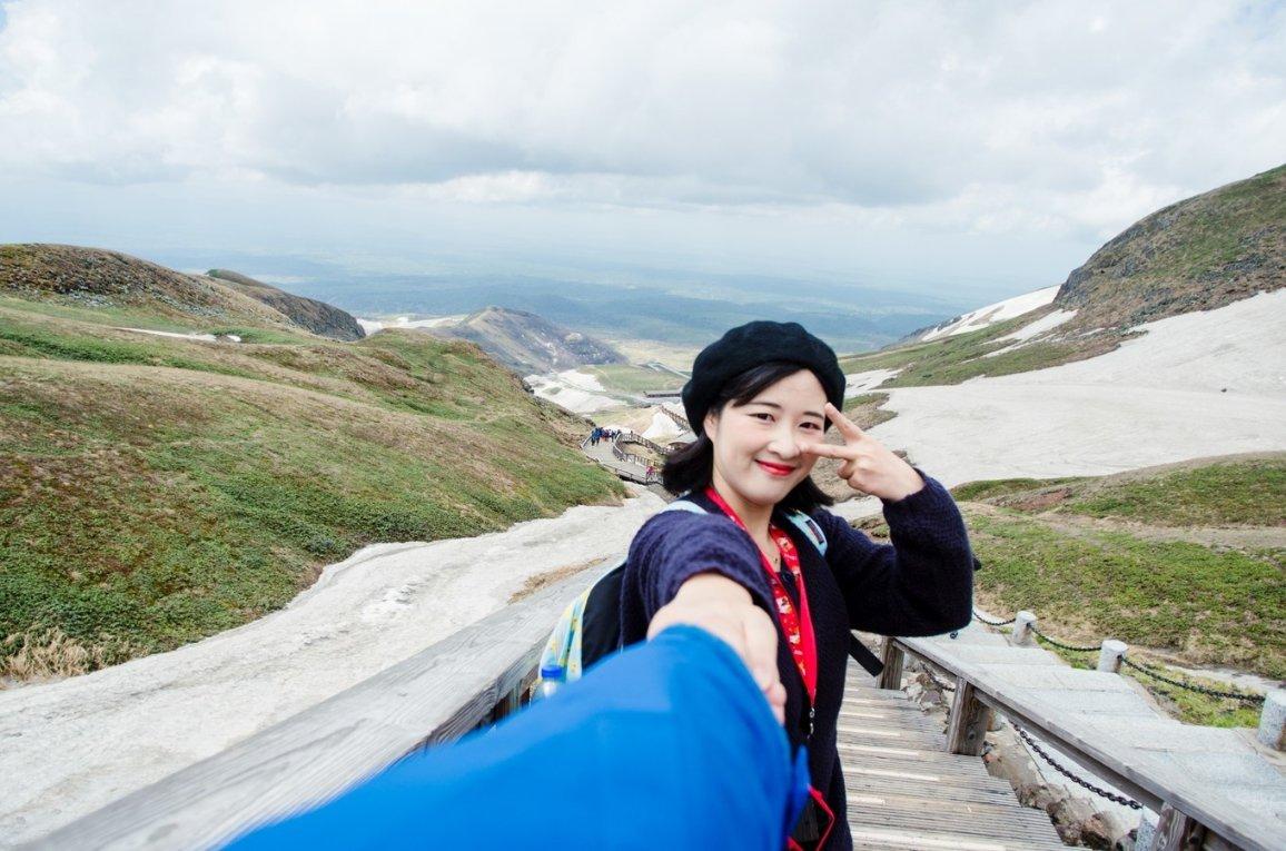 女子倒车坠河,路人英勇施救,现场画面