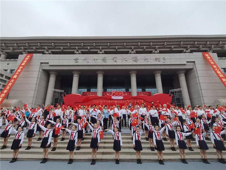 TCL电子(01070.HK)2023年全球TV出货量同比逆势上升中高端战略成果持续显现，Mini LED智屏出货增长近两倍